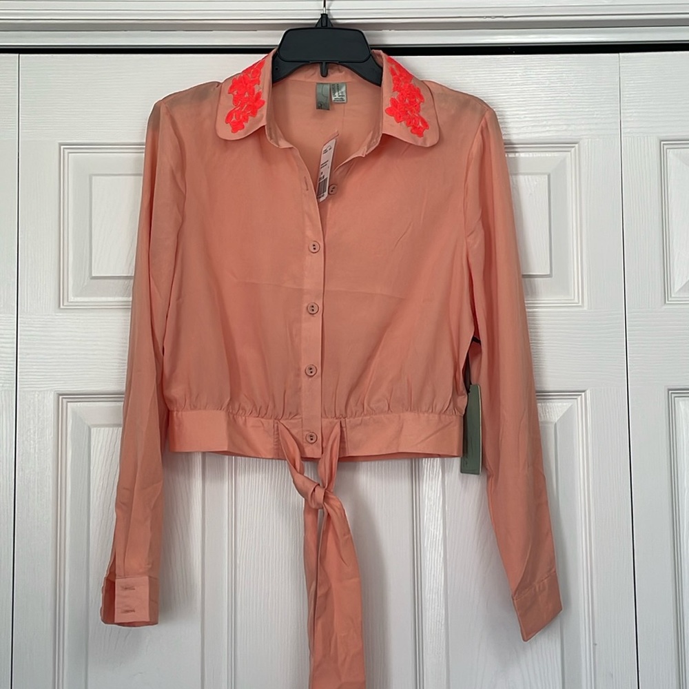 Forever 21 Satin Tie-Front Crop Top Women’s Medium Peachy color NWT.